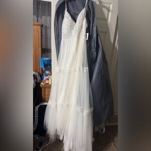 Chic Ivory Lace Wedding Gown